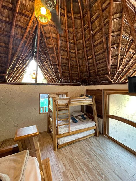 Cuarto con camarote y detalles madera